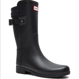 HUNTER Refined Back Strap Short Boot in Black